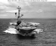 Foto de USS Oriskany (CVA-34) en la costa de Vietnam