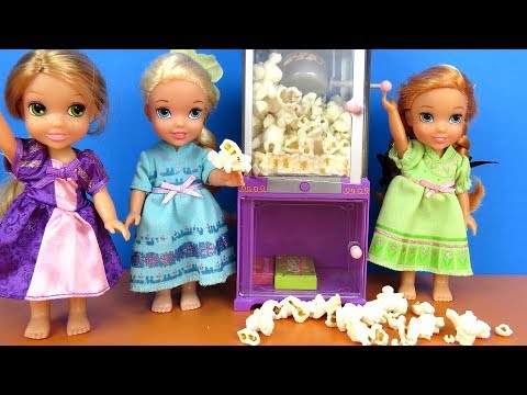 Sleepover ! Elsa and Anna toddlers - Popcorn - Rapunzel - movie - pizza