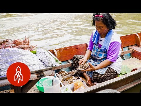 Thailand’s Floating Markets Serve Up a Feast on the Water