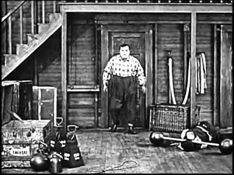 Fatty Arbuckle y Buster Keaton en "Back Stage" 1919