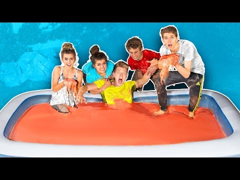 10,000 POUNDS OF OOBLECK IN BATH CHALLENGE!